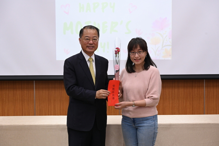 The President presents Mother's Day gift vouchers and carnations to Ms. Lin Bei-shan