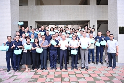 President Distributes Dragon Boat Festival Gifts to All Staff